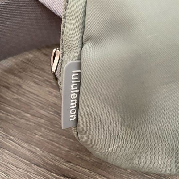Lululemon Athletica Crossbody Bag in Light Gray - Picture 5 of 6